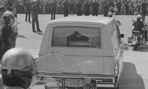 1977 A Hearse Carrying The Casket Of Elvis Presley Leaves Graceland In Memphis Tennessee The Deceased Singer Elvis Presley Funeral Elvis Death Elvis Presley