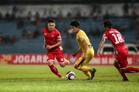 Những hình ảnh cực độc của bầu đức khi ăn mừng bàn thắng của các cầu thủ con cưng trong trận thắng của hoàng anh gia lai. Jrvvuo6hp2jipm
