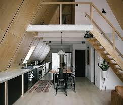 Modernes Finnhaus Interieur Kuche Essbereich Holztreppe Hotel Design Modern Moderne Gebaude Dreieckiges Haus Design Fur Zuhause