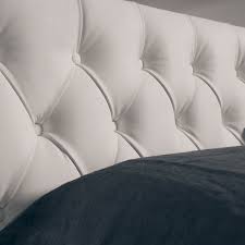 Bellissimo letto in pelle, con spalliera regolabile e contenitore. Bottoni Letto Lettissimi