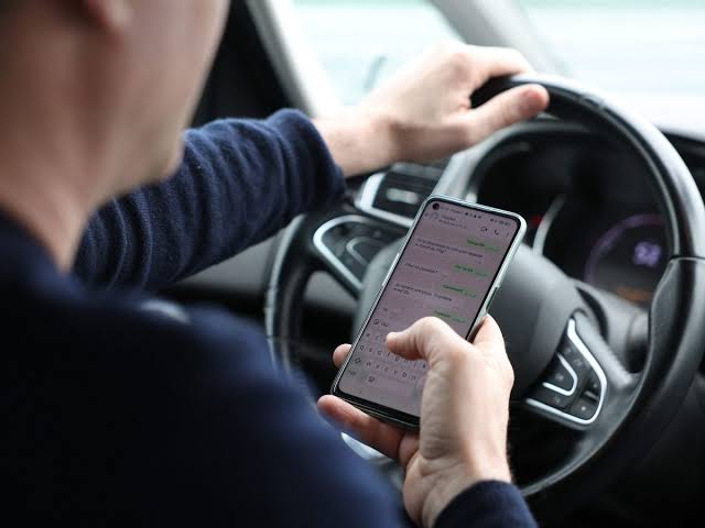 Téléphone au volant : le permis de conduire suspendu immédiatement jusqu'à  six mois, ce qu'il faut savoir sur le durcissement des sanctions