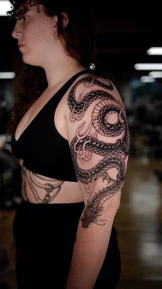 Beautifully flowing dragon piece by @vic.ink_ 🌹wrapping naturally around the shoulder and upper arm with intricate scale work, clean line control, and dynamic movement🐉The way the body curves across ...