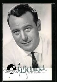 Ansichtskarte Musiker Fred Bertelmann im weissen Hemd mit Krawatte,  Autograph: Manuskript&nbsp;/&nbsp;Papierantiquität