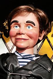 * vantrolog tarzı ağzi oynayan suzi̇ kukla, vantrolog (vantrilok) tarzı profesyonel sahne kuklası olup yaklaşık 83 cm uzunluğundadır. Tedirgin Edici Kuklalar Kotu Ruhlu Oyuncaklar Urkutucu Palyacolar Lanetli Aynalar