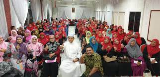 Beliau menjadi pengerusi dan pengasas yayasan itu. Yayasan Pok Dan Kassim Kangar Perlis Malaysia Community Center Facebook