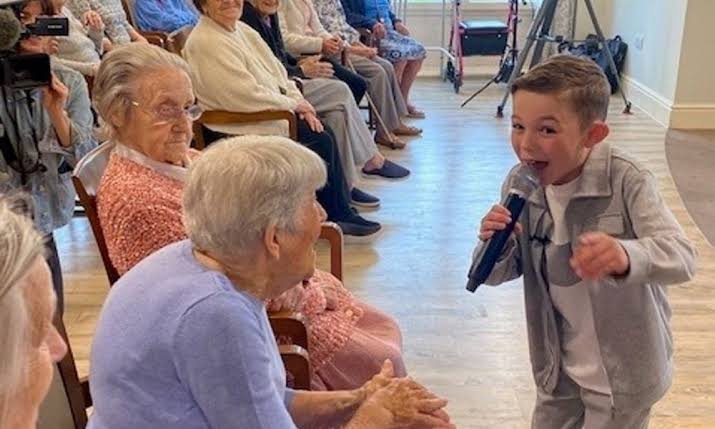 Adorable moment young singer performs for elderly