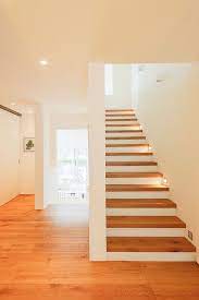 Escaleras de interior modernas y opciones originales que puede aprovechar cuando uno piensa en la construcción de una casa hay muchas preguntas acerca de la escalera, el material para la misma, cómo hacer que sea segura para todos los miembros de la familia, y muchas más. Escaleras Diseno Tipos Materiales Y Fotos