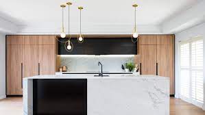 Bright white and fuchsia are clearly the ruling colors of this space. Minosa Koty 2017 4 Modern Kitchen Design Modern Kitchen Interiors Modern Kitchen