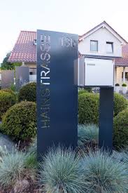 Stele Mit Beschriftung Und Briefkasten Aus Aluminium Briefkastenanlagen Haus Und Garten Hausnummern