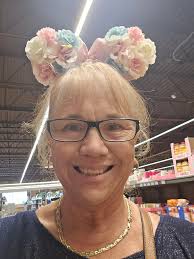 Mickey and Minnie Mouse hats for iOS users