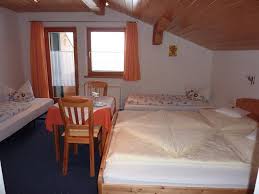 Mitten im wunderschönen zillertal und nur 1,5 km vom ortszentrum mayrhofen entfernt, befindet sich unser gemütliches haus bergblick. Haus Bergblick