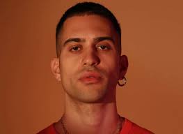 Di padre italiano e madre francese creola, originaria della guadalupa, ha iniziato da giovanissima una carriera da modella, abbandonata però per il sogno di imporsi nel mondo della musica. Mahmood Fidanzato Con Un Ballerino Di Amici 19 Il Gossip