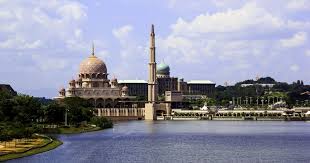 Sebuah masjid merupakan suatu tempat suci yang digunakan umat islam untuk beribadah. Masjid Megah Di Malaysia Berhias Kubah Emas Kristal Okezone Travel