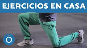 La práctica de crossfit habitualmente se realiza en un box donde si bien encontramos diversos materiales, no es como un gimnasio o salón de para estos momentos en los que nos encontramos confinados en casa y en los que no podemos acudir al box a entrenar, te mostramos 15 ejercicios. Ejercicios De Crossfit En Casa Crossfit Ejercicios Para Piernas Youtube