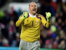 Steevast gehesen in een oversized slobberbroek in de kleur grijs treedt gabór király aan om zijn doel te verdedigen. Euro Nieuws Kiraly Speelt En Gaat Geschiedenisboeken In