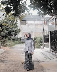 Jika tertarik kamu bisa pakai baju lebaran ini untuk pengajian atau kondangan. Adu Gaya 6 Selebgram Hijab Pakai Outfit Kondangan Abu Abu Mana Favoritmu Semua Halaman Cewekbanget