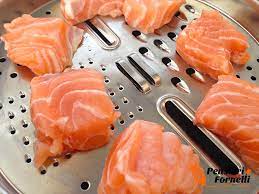 Togliamo la pelle e tutte le lische. Salmone Al Vapore Con Pesto Di Olive Verdi E Pomodoro Di Pensieri E Fornelli