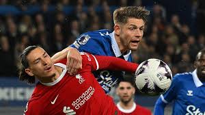 Escudos de Everton y Liverpool antes del clásico de Merseyside