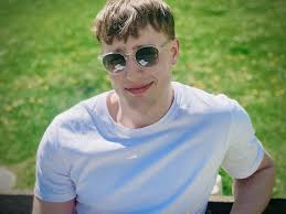 😎☀️ Jackets off, sunglasses on. For this month's Humans of CBS WIRE's  photographer Anna Holte asked CBSers about their favourite spot. Outdoors  is where it's at. “On the bench in front of