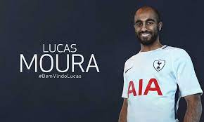 بالانجليزي lucas moura لاعب في مركز الجناح الايمن و يرتدي القميص رقم 27 اما عن عقده فهو مستمر حتى 2024 و قيمتع السوقيه تبلغ 25 مليون يورو. ØªÙˆØªÙ†Ù‡Ø§Ù… ÙŠØ¶Ù… Ø§Ù„Ø¨Ø±Ø§Ø²ÙŠÙ„ÙŠ Ù„ÙˆÙƒØ§Ø³ Ù…ÙˆØ±Ø§ Ø­ØªÙŠ 2023 Ù‚Ù†Ø§Ø© Ø§Ù„ØºØ¯
