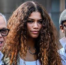 Pin By Lilli Marleen On Zendaya Curly Hair Styles Zendaya Style Zendaya
