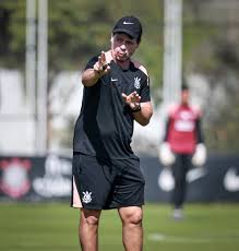 Aproximação, novo meio de campo e chutes ao gol: o que Diniz testou no Corinthians durante a Copa
