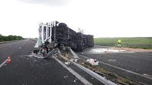 Selon la préfecture, le véhicule «a dévié de sa route pour une raison encore indéterminée et percuté en choc frontal un poids lourd venant en sens inverse» et «les. Accident De Poids Lourd Sur L A10 A Mer L Autoroute Coupee Dans Le Sens Paris Province