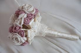 Bouquet di rose rosse all'uncinetto e perle bianche. Bouquet Con Fiori All Uncinetto Alluncinetto It