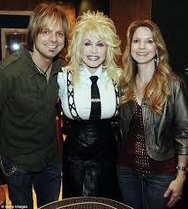She'd been married for a year but her record label didn't. Dolly Parton Admits She Wasn T Meant To Have Kids As She Compares Herself To A Cartoon Character Daily Mail Online