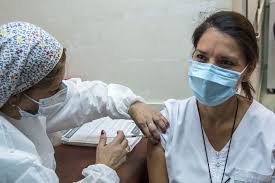 The german company biontech partnered with pfizer to develop and test a coronavirus vaccine known as bnt162b2, the generic name tozinameran or the brand name comirnaty. Menilik Perbedaan Vaksin Oxford Astrazeneca Dengan Pfizer Biontech Apa Saja Halaman All Kompas Com