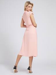 Create un'accoppiata vincente e accattivante sfoggiando gli abiti da cerimonia guess estate 2021 midi in stile chemisier con le borse guess a mano o a spalla in tinta nera elegante e sobria. Vestiti Lunghi Collezione Abbigliamento Donna Guess