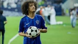 عموري يؤازر مدافع الاتحاد بعد جراحة الصليبي صورة موقع سبورت 360 حرص الإماراتي عمر عبدالرحمن عموري نجم فريق الهلال على Sports Jersey Soccer Ball Soccer