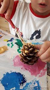 Ramassez des pommes de pin. Idee Deco Diy Pour L Automne Les Pommes De Pin Dorees