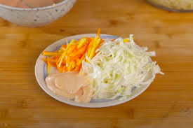 Seiring dengan berkembangnya zaman salad amerika pun berubah menjadi olahan berbagai jenis bahan makanan kecuali roti dan kue. Sejarah Salad Hidangan Sayuran Sejak Zaman Romawi Halaman All Kompas Com