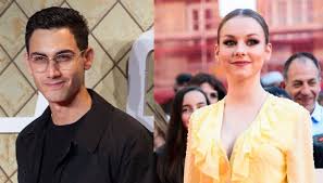 Los actores ester expósito y alejandro speitzer han sido vinculados hace varios meses y se especula sobre su posible noviazgo. Alex Speitzer Le Ha Pedido Matrimonio A Ester Exposito Esjappi