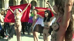 Mulheres nuas protestam no Louvre 