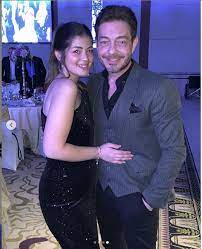 نشر الفنان المصري أحمد زاهر، عبر حسابه على إنستغرام، صورةً جديدةً جمعته بابنته ملك. Ù…ÙŠÙ† Ø£Ø­Ù„Ù‰ Ù…Ù„Ùƒ ÙˆÙ„ÙŠÙ„Ù‰ Ø£Ø­Ù…Ø¯ Ø²Ø§Ù‡Ø± Ø¨ÙØ³Ø§ØªÙŠÙ† Ø¬Ø°Ø§Ø¨Ø© ÙÙ‰ Ø¥Ø­Ø¯Ù‰ Ø§Ù„Ù…Ù†Ø§Ø³Ø¨Ø§Øª ØµÙˆØ±