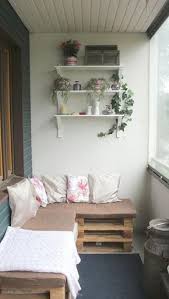 Ecksofa Aus Paletten Auf Dem Balkon Wohnung Mit Balkon Einrichten Europaletten Mobel Balkon Dekor