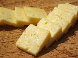 700 gr branza de vaci proaspata, 700 ml lapte gras, 1 lingurite bicarbonat, 2 lingurite rase cu sare, 50 gr branza sarata de oi, 100 gr unt gras — 80%. Cum Se Face CaÈ™cavalul De CasÄƒ Ieftin È™i SÄƒnÄƒtos