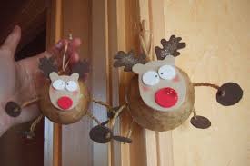 Des idées de bricolages de boules de noël à faire à la maison avec les enfants et toute la famille. Boules De Noel En Polystyrene Les Loisirs De Choupy Deco Noel Maternelle Bricolage Noel Noel