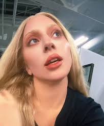 ZoeSaldana est inspirante dans le film d'Emilia Perez ! La fille sait  danser et jouer... Chantez aussi. Son discours d'acceptation était plein  d'adrénaline, d'élégance et d'amour. C'est une lionne 🦁 !