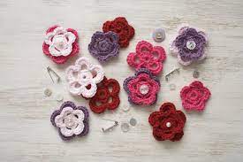 At the same time, as if strongly, beginners learn to knit, or would like to immediately pretend something as grandiose, the best option for honing skill, will be knitting small elements of decor, for example, flowers. Easy And Free Crochet Flower Pattern