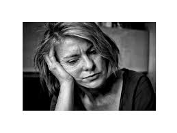 Zoom portrait introspectif d'Anna Yurienen Gallego, ses visions éclairantes