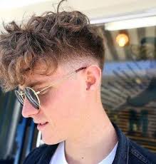 Setiap tahun, para desainer pakaian dan penata rambut akan selalu memberikan model terbarunya untuk menarik orang menggunakan model rambut yang mereka keluarkan. 34 Rambut Ikal Pria Yang Bakal Tetap Jadi Trend Di 2021