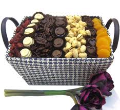 A superb fruit and nut basket for all your family and friends to tuck into. Blue White Chocolate Nut Dried Fruit Basket Israel Only Gift Baskets In Israel Gift Baskets By Type Oh Nuts