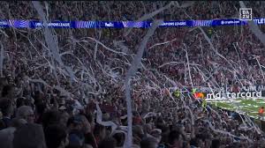 Champions League: Plötzlich fliegen tausende Klorollen aufs Feld!