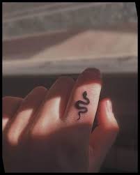 Top 22 Finger Tattoo Designs Snake Ideas 13 Tattoo Ideas Female Small Meaningful 2020 Tatowierungen Finger Tattoo Designs Tattoo Ideen Klein