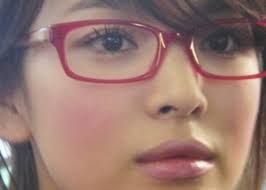 アイドルも俳優も虜にする赤いべっ甲眼鏡の魅力！