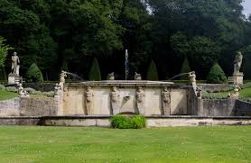 Rome possédait déjà de somptueux jardins mais on doit ce style aux florentins qui s'inspirèrent à la fois de l'imaginaire des romains et du décor. Jardin A L Italienne