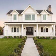 Size able and chic in vermont's white mountains. 38 Modern Farmhouse Exterior Designs